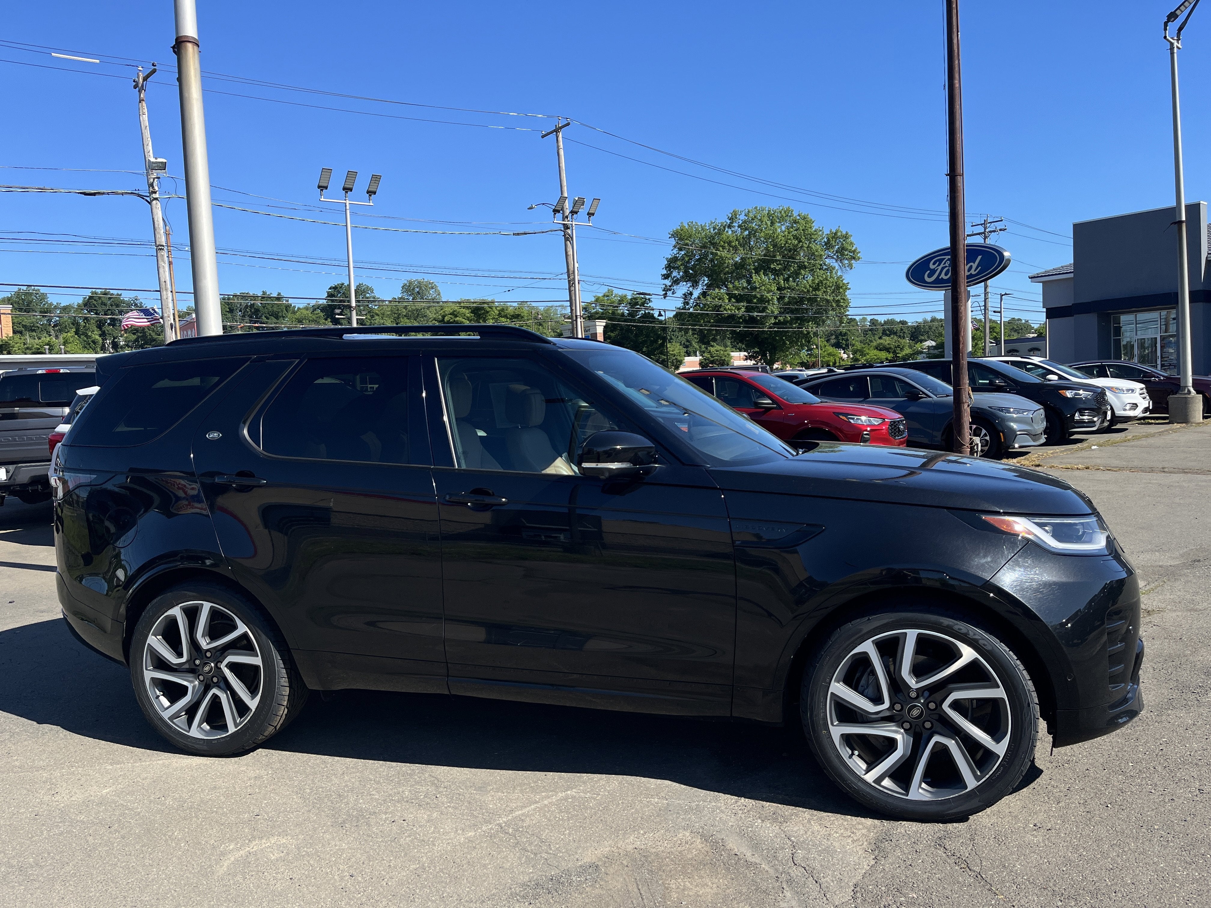 2024 Land Rover Discovery Dynamic SE in Black — front three-quarter view