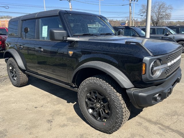 2026 Ford Bronco Badlands in Shadow Blk — front three-quarter view